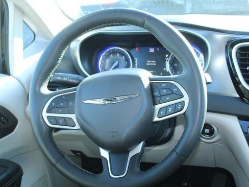 Used 2024 Chrysler Pacifica Touring-L image 14