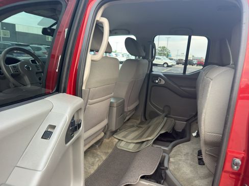 Used 2015 Nissan Frontier SV w/ SV Value Truck Package AWD/4WD image 30