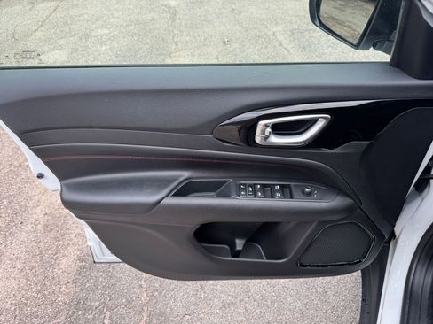 Used 2025 Jeep Compass Trailhawk image 18