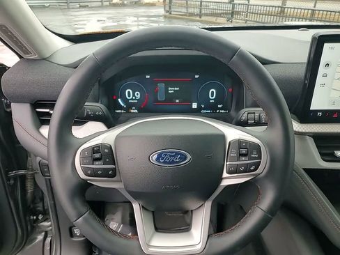Used 2025 Ford Explorer Active AWD/4WD image 17