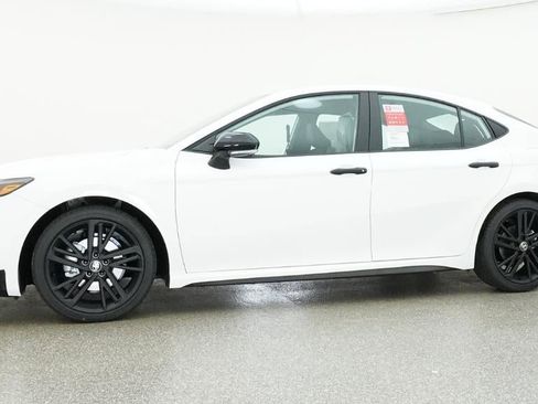 New 2026 Toyota Camry Hybrid FWD image 18