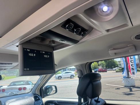 Used 2014 Chrysler Town & Country Touring FWD image 28