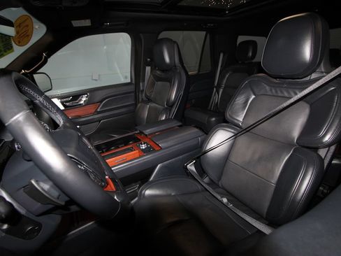 Used 2024 Lincoln Navigator Reserve AWD/4WD image 4
