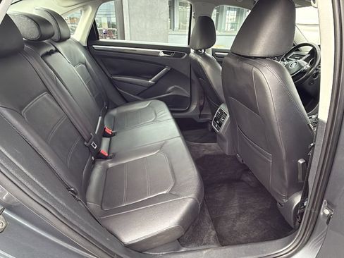 Used 2018 Volkswagen Passat 2.0T SE FWD image 16