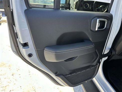 Certified 2022 Jeep Gladiator Overland w/ Popular Equipment Package image 19