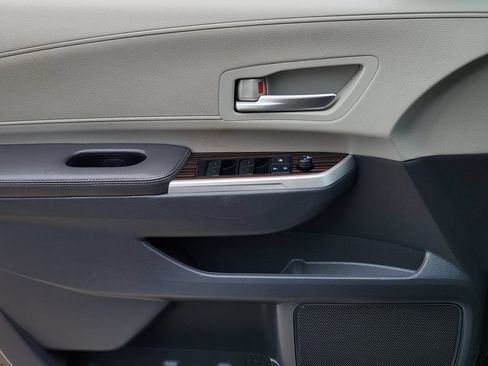 Used 2021 Toyota Sienna XLE FWD image 24