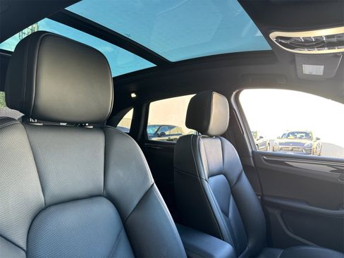 Used 2025 Porsche Macan image 19