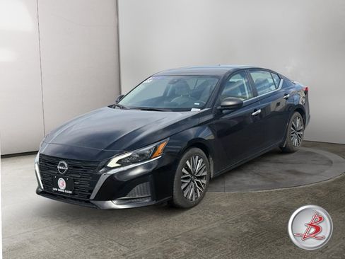 Used 2024 Nissan Altima 2.5 SV FWD image 3