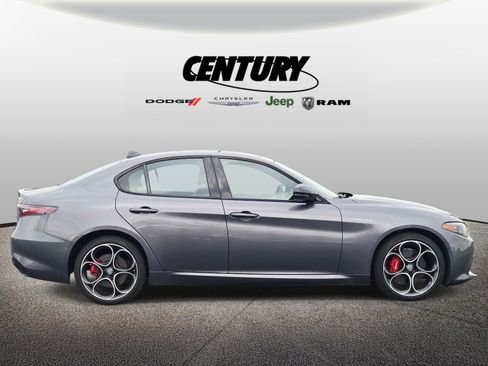 Used 2024 Alfa Romeo Giulia Veloce AWD/4WD image 2