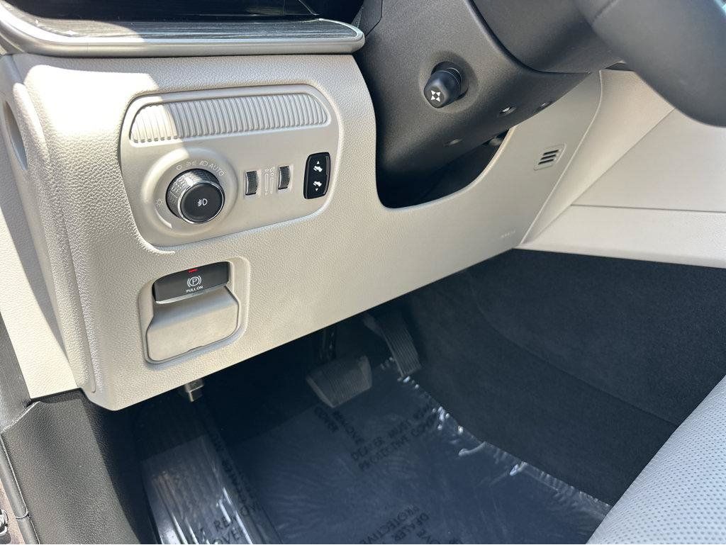 Used 2022 Jeep Wagoneer Series III w/ Premium Group I AWD/4WD image 33