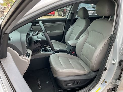 Used 2020 Hyundai Elantra Limited image 14