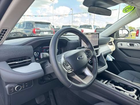 Used 2025 Ford Explorer Active AWD/4WD image 9
