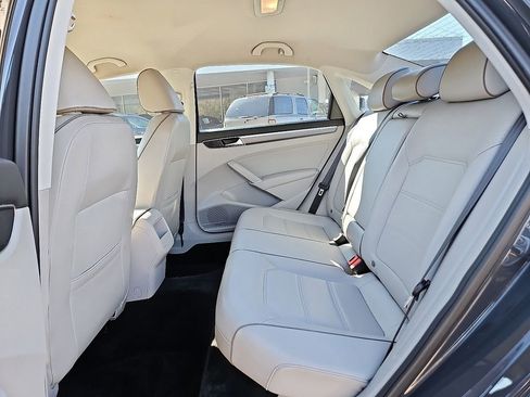 Used 2017 Volkswagen Passat 1.8T R-Line image 11