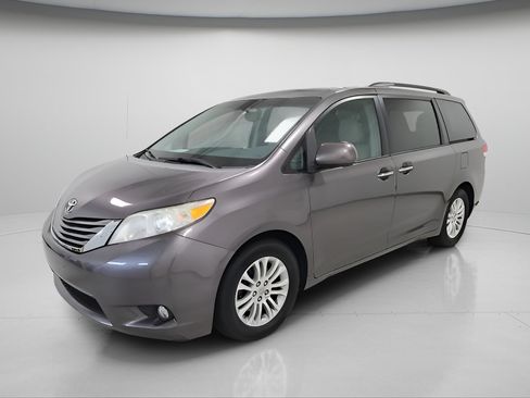 Used 2014 Toyota Sienna XLE w/ Entertainment Package FWD image 3