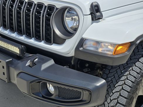 Used 2025 Jeep Gladiator Sport AWD/4WD image 9