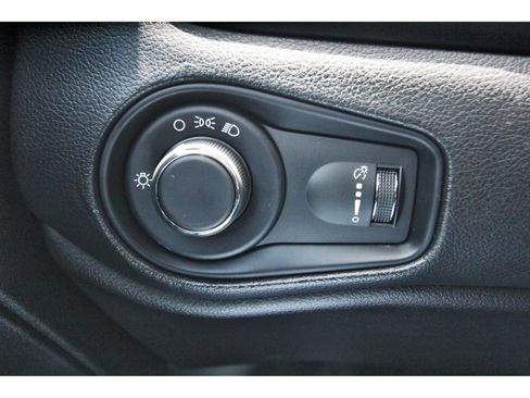 Used 2023 Jeep Renegade Latitude AWD/4WD image 17