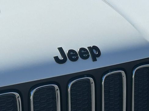 Used 2018 Jeep Renegade Latitude w/ Advanced Technology Group AWD/4WD image 11