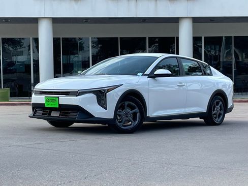 Used 2025 Kia K4 LXS image 2