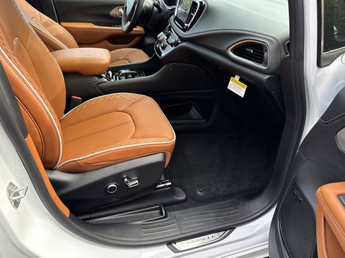 New 2026 Chrysler Pacifica Pinnacle image 18