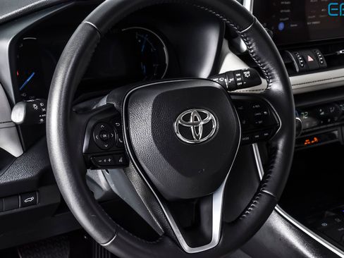Used 2025 Toyota RAV4 XLE Premium AWD/4WD image 18