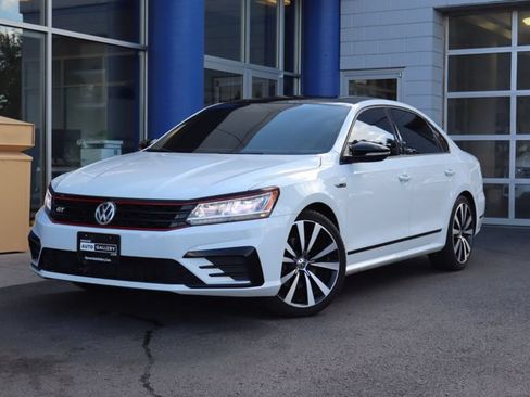 Used 2018 Volkswagen Passat 3.6 FWD image 1