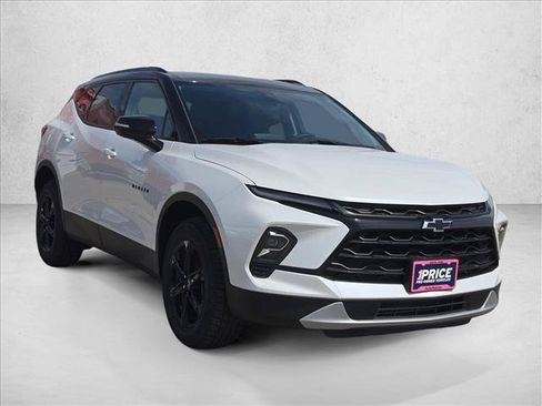 Used 2024 Chevrolet Blazer LT w/ Sound & Technology Package FWD image 3