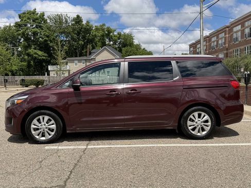 Used 2017 Kia Sedona LX w/ LX Essentials Premium Package FWD image 2