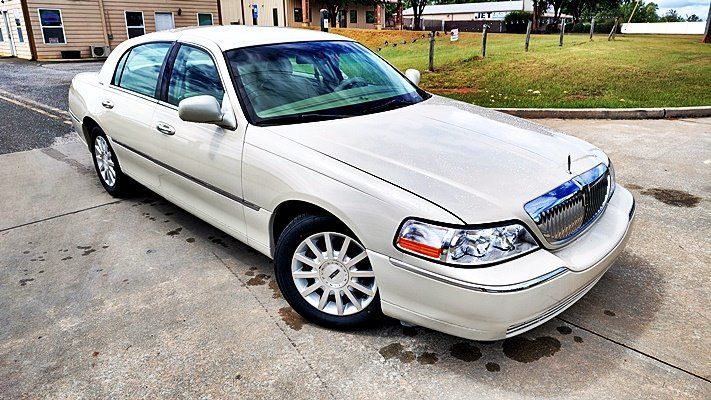 Used 2006 Lincoln Town Car Signature RWD image 4