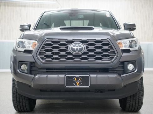 Used 2018 Toyota Tacoma TRD Sport image 3