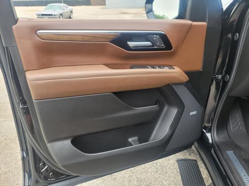 Used 2025 Chevrolet Tahoe High Country RWD image 19