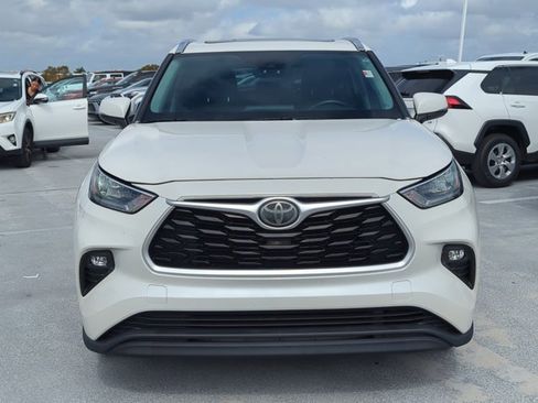 Used 2020 Toyota Highlander XLE image 2