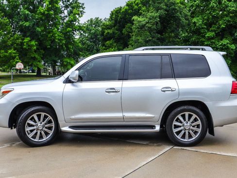 Used 2011 Lexus LX 570 4WD w/ Luxury Pkg image 4