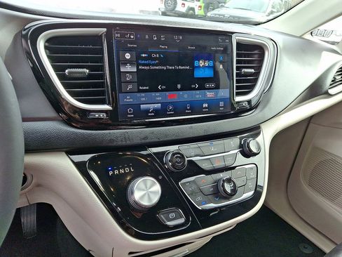 Certified 2022 Chrysler Pacifica Touring-L image 14