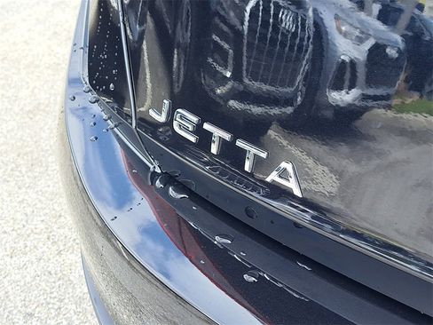 Used 2023 Volkswagen Jetta SE w/ Panoramic Sunroof Package image 5
