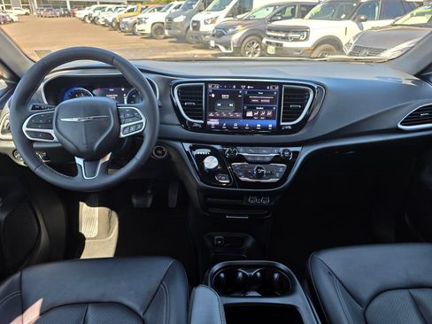 Used 2025 Chrysler Pacifica Select FWD image 5