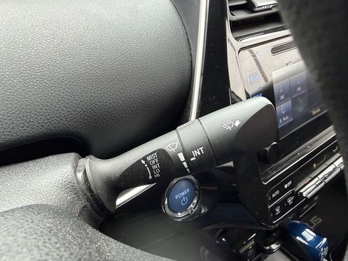 Used 2019 Toyota Prius L Eco w/ Carpet Mat Package image 27