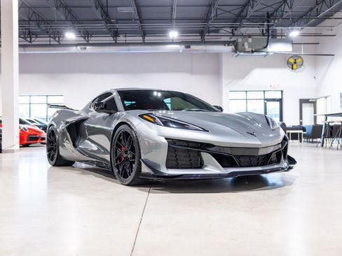 Used 2024 Chevrolet Corvette Z06 w/ Z07 Performance Package RWD image 3