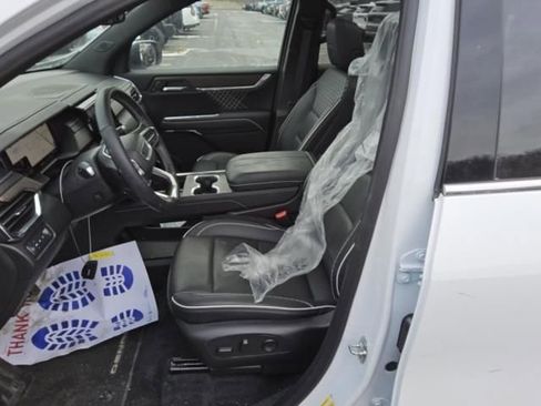 Used 2024 GMC Acadia Denali image 11