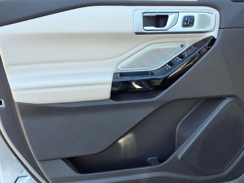 Used 2023 Ford Explorer Platinum w/ Technology Package image 16