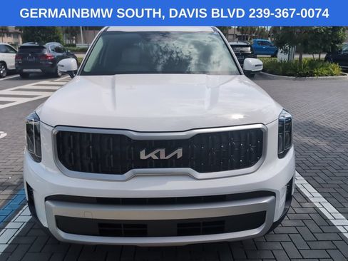 Used 2025 Kia Telluride EX w/ EX Captain's Chair Package AWD/4WD image 3