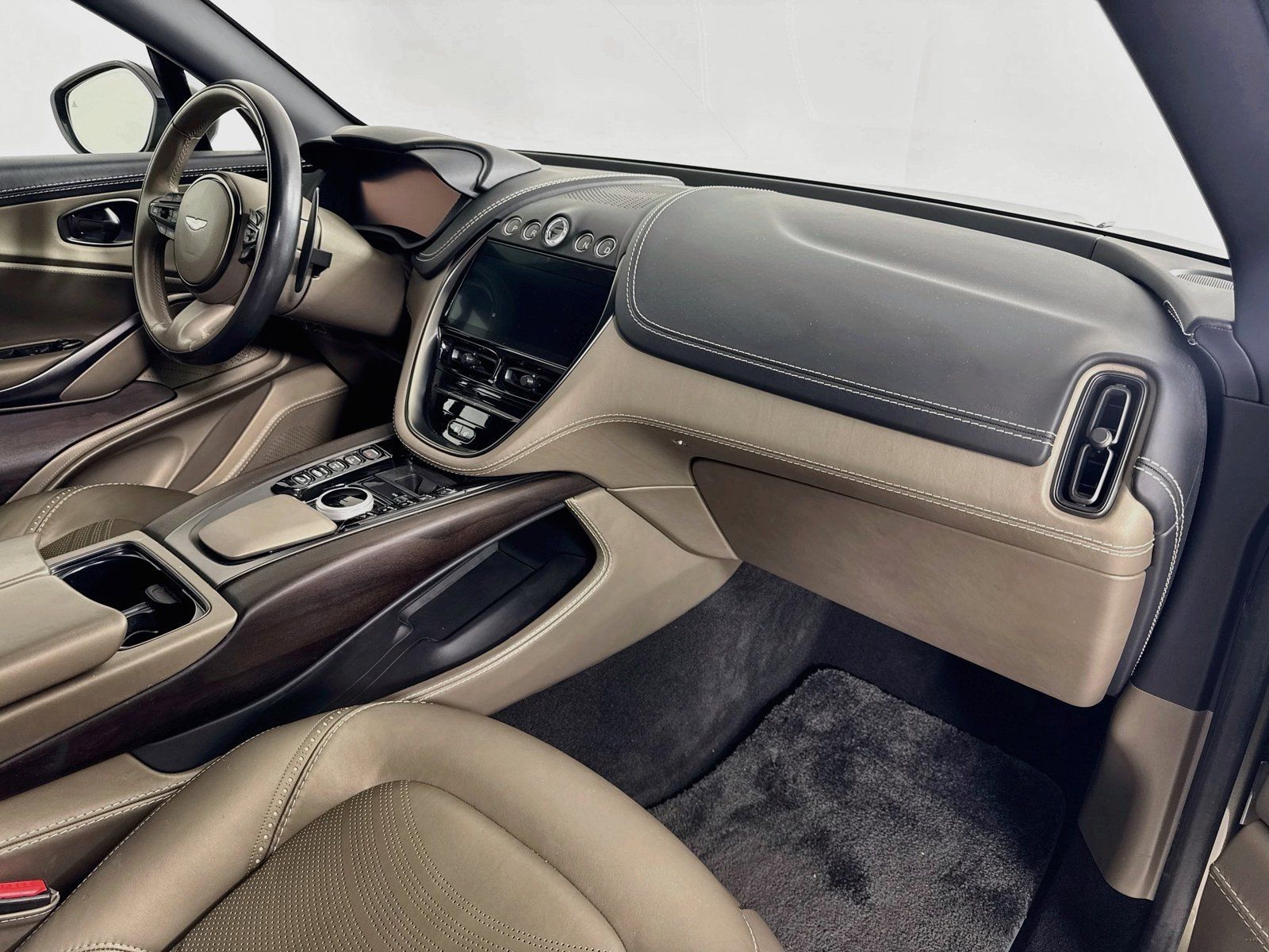 Used 2023 Aston Martin DBX AWD/4WD image 8