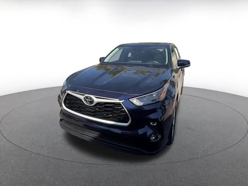 Used 2025 Toyota Highlander LE FWD image 7
