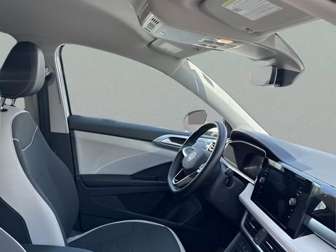 Used 2025 Volkswagen Taos SE AWD/4WD image 11