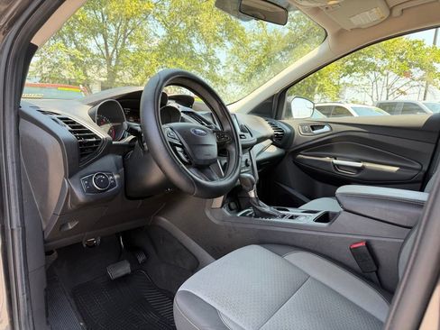 Used 2017 Ford Escape SE w/ SE Cold Weather Package FWD image 9