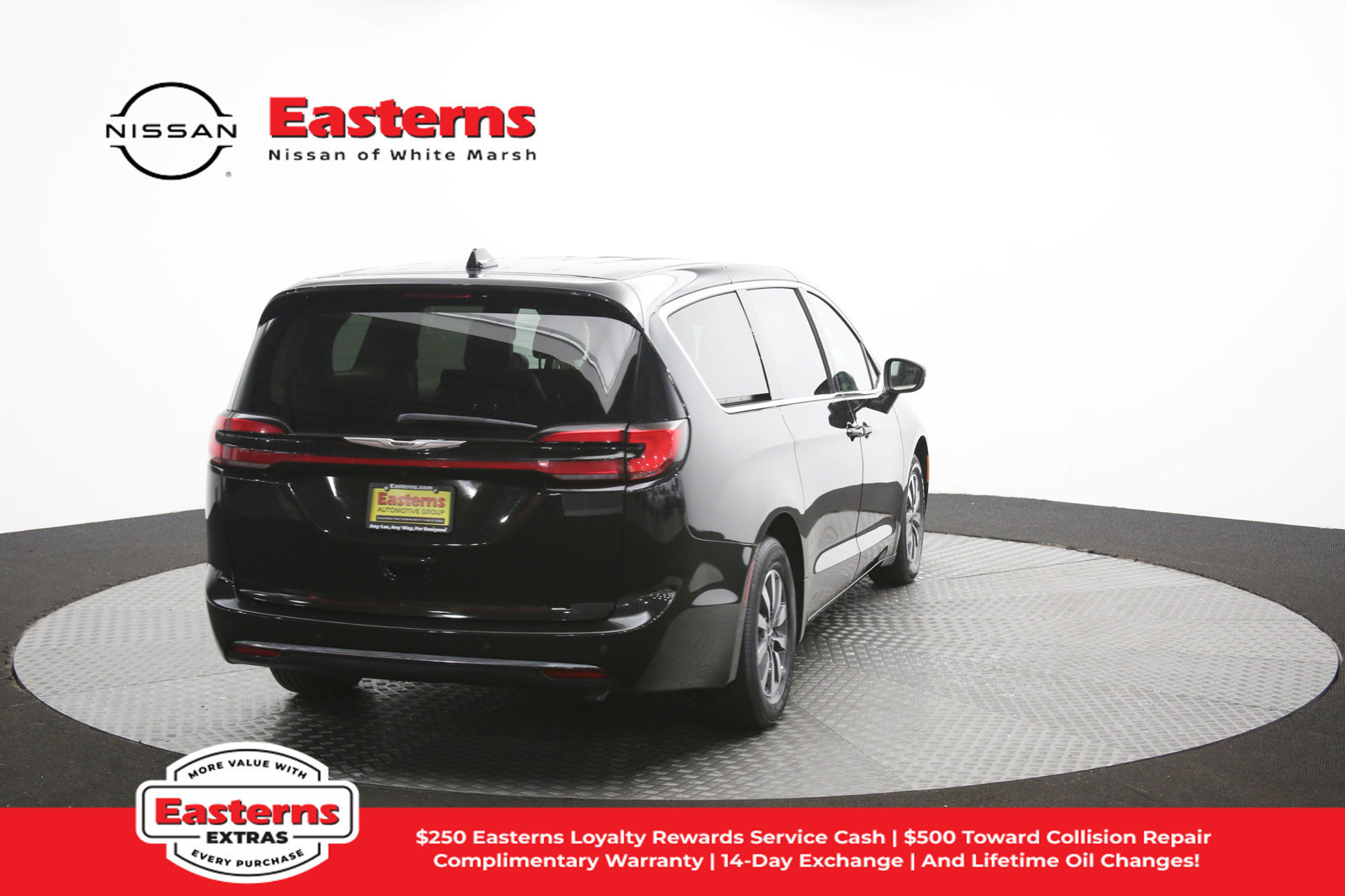 Used 2023 Chrysler Pacifica Touring-L FWD image 43