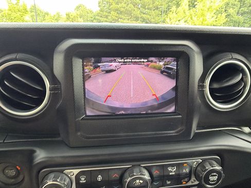 Used 2018 Jeep Wrangler Unlimited Sahara w/ Cold Weather Group AWD/4WD image 32