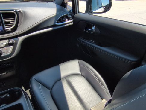 Used 2025 Chrysler Pacifica Select FWD image 15