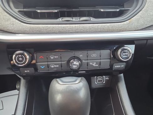 Used 2024 Jeep Compass Latitude AWD/4WD image 30