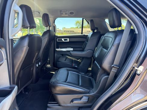 Used 2021 Ford Explorer XLT w/ Equipment Group 202A AWD/4WD image 16