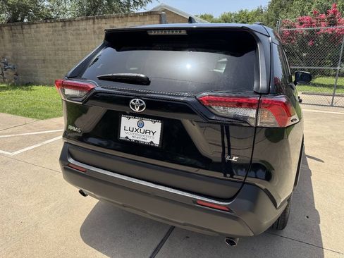Used 2019 Toyota RAV4 LE FWD image 13